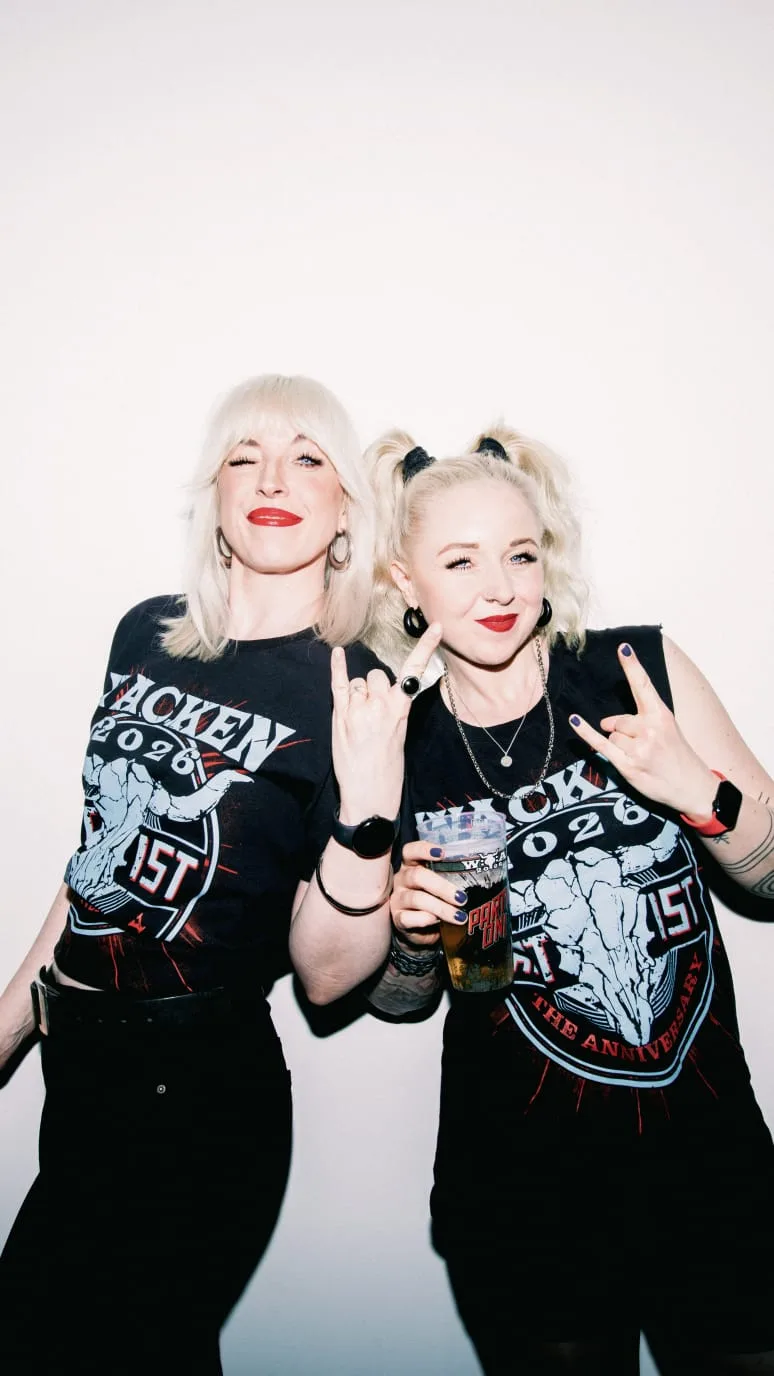 Chrissie und Franzi in Wacken-Shirts